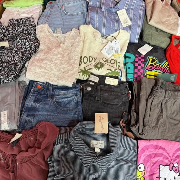 SUPPORT OUR SHOW (LOT OF 10-15) Target Women’s Wholesale Clothing Box - Picture 2 of 9